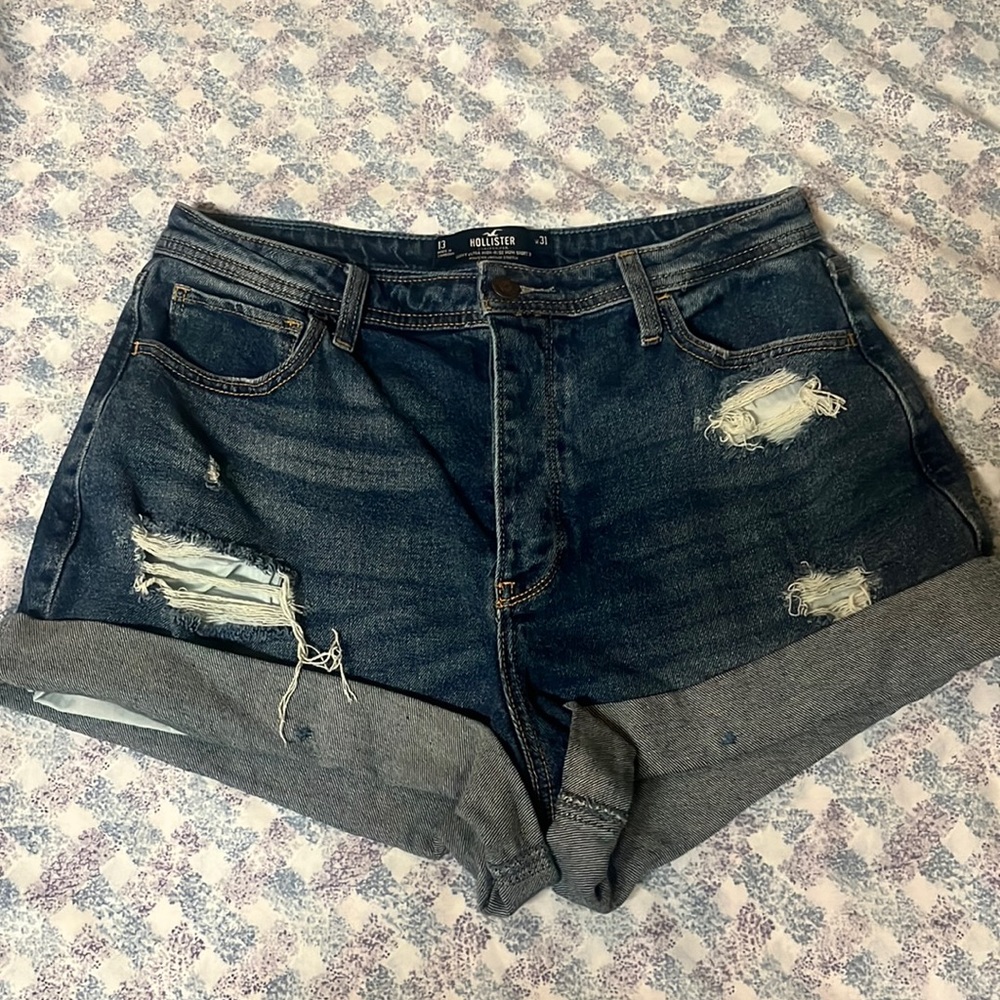 Hollister Curvy Ultra High Rise Distressed Mom Short